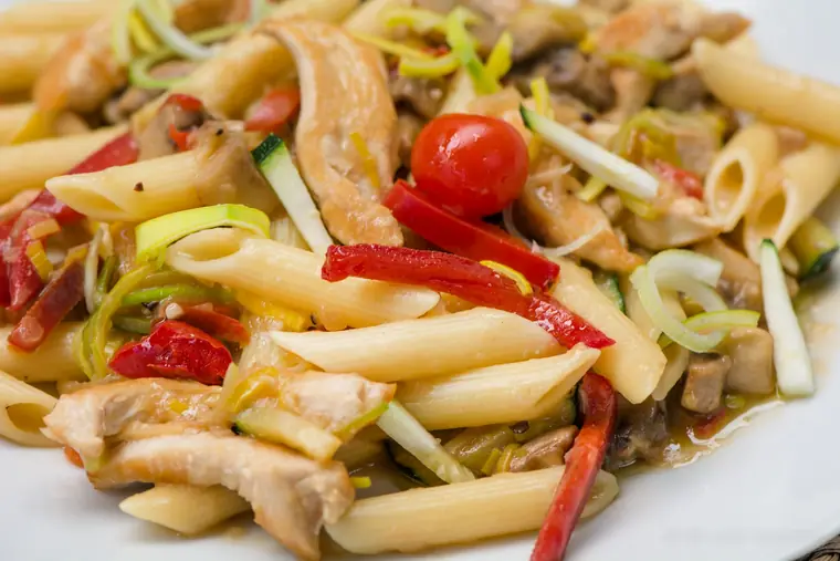 Penne piletina povrće